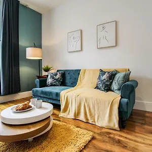  Apartment Sleek & Stylish In The Heart Of The