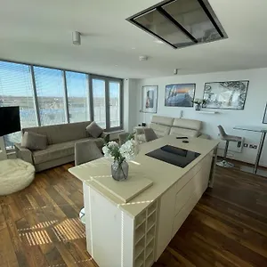  Apartment The Picture Works: City Centre With Free Parking