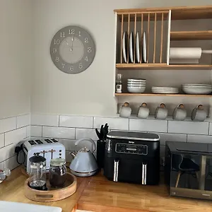 Cosy Countryside Near With Free Parking Apartment Bath